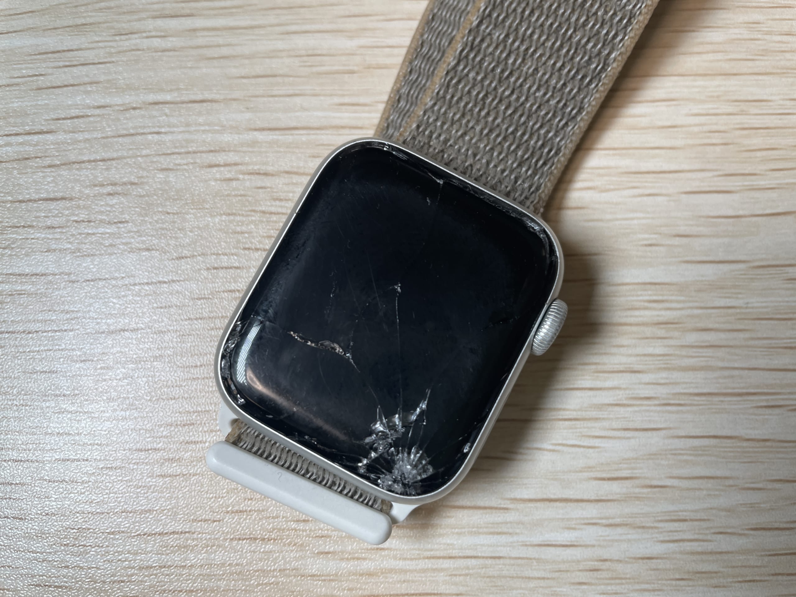 Apple Watch Series 4 の画面が割れた。Apple Care入ってないし 