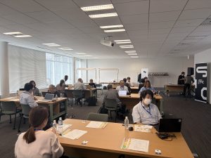 すみだモダンコミュニティの勉強会会場で、ノートパソコンを広げて参加する皆様